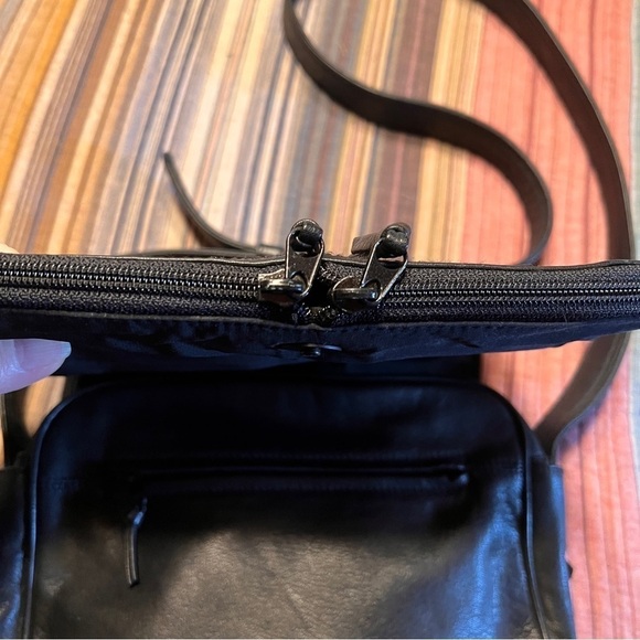 RARE & UNIQUE DONNA KARAN CROSSBODY BAG.Flap zippers open to HIDDEN pockets! - Picture 12 of 12